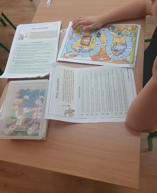 Październikowe kółka pt.,,Plansza i As”.